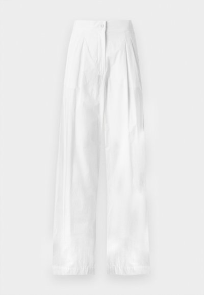 Pantalon blanc taille haute à jambes larges avec plis devant et une fermeture par un seul bouton à la taille.