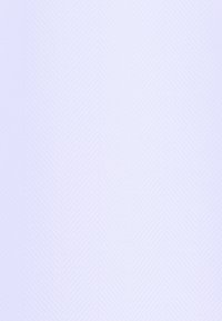 Tessuto bianco con un sottile motivo a spina di pesce, caratterizzato da una superficie liscia e linee diagonali uniformemente distanziate che scorrono verticalmente.