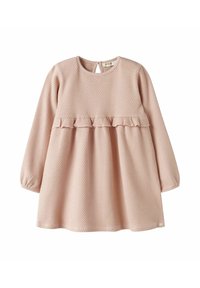 Rosa strukturiertes Baby Kleid mit langen Ärmeln, Rüschensaum über der Brust und einer Knopfverschluss mit Schlüsselloch am Nacken hinten.