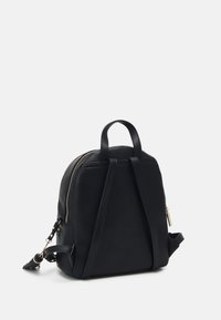 Schwarzer Leder-Rucksack mit strukturiertem Finish, ausgestattet mit zwei verstellbaren Trägern, einem oberen Tragegriff und goldfarbenen Reißverschlussdetails.