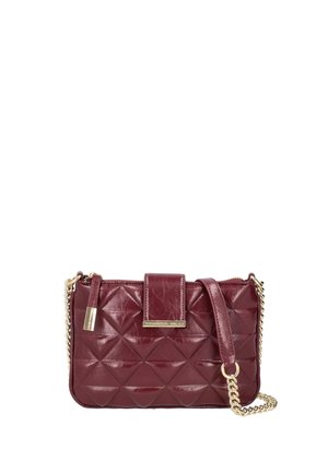 Piccola borsa a tracolla in pelle trapuntata bordeaux con tracolla a catena dorata e chiusura con cerniera.