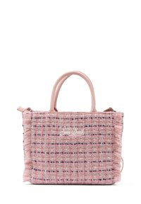 Borsa a tracolla in tessuto intrecciato di colore rosa con bordi sfilacciati, logo sul davanti e due manici superiori. Chiusura con zip, forma rettangolare, superficie texturizzata.