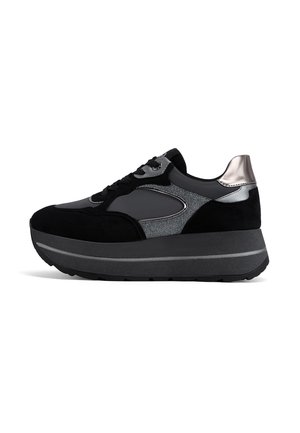 Sneaker da piattaforma nera e grigia con dettaglio del tallone in argento metallizzato e lacci neri, vista laterale su sfondo bianco.