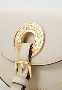 Love Moschino LOGO EYELETS - Τσάντα χειρός - avorio