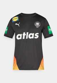 Melnas sporta krekls no viegla materiāla. Uzraksts "atlas" lieliem baltajiem burtiem, Puma logotips un sponsoru uzlīmes ar krāsainiem akcentiem.