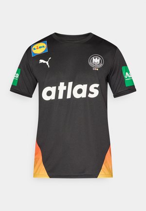 Juodas sportinis marškinėlis iš lengvos medžiagos. Ant jo ryškiai baltos spalvos užrašas „atlas“, Puma logotipas ir spalvingi rėmėjų ženkleliai.