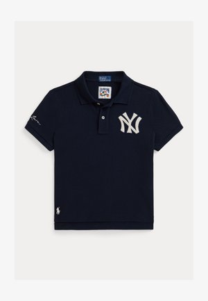 Temno moder polo majica iz bombaža, ki ima izvezeno belo NY logotip na prsih in majhen bel logotip polo igralca na robu.