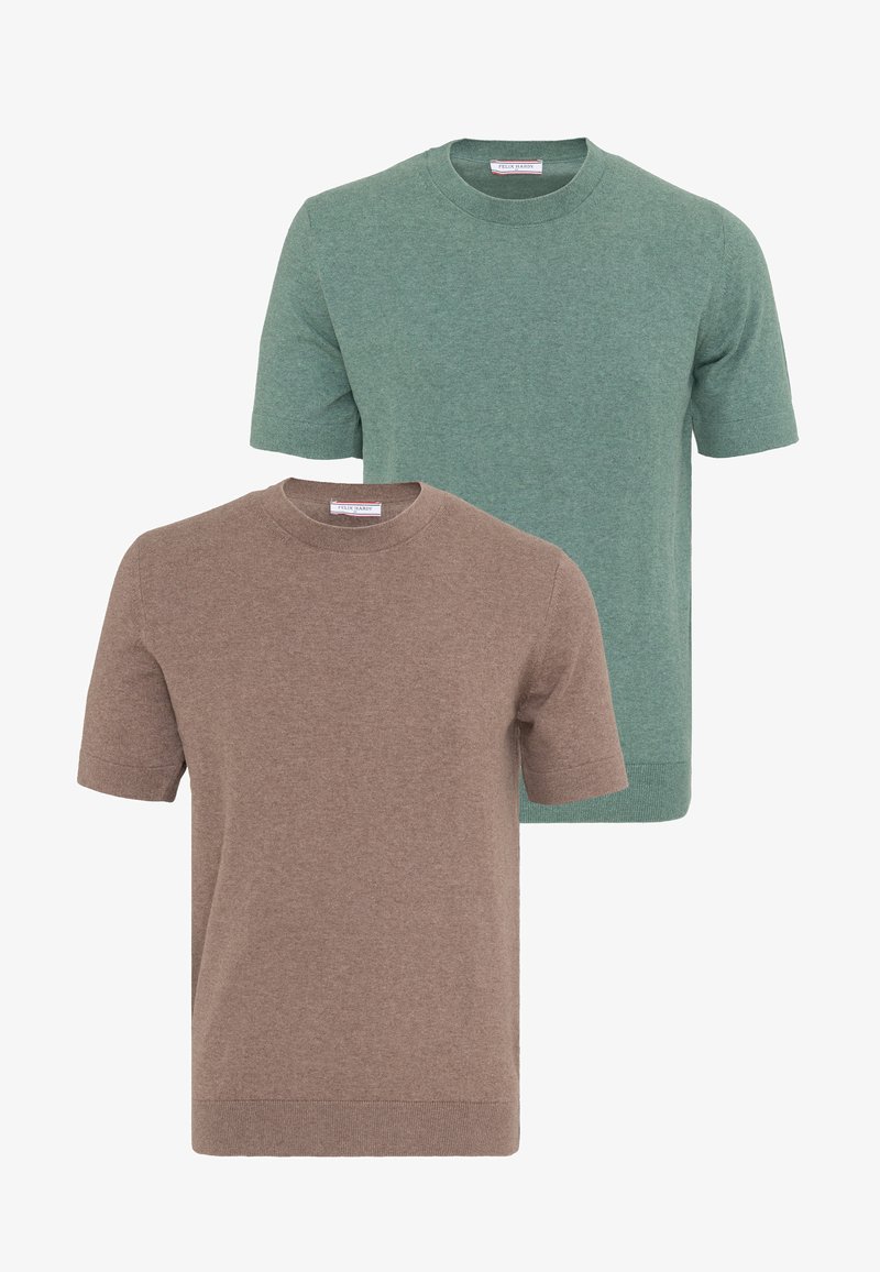 Pulls en maille à manches courtes et col rond, en vert sourd et marron, affichés superposés sur fond blanc.