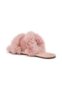 Ružové sandále na plochom podpätku z umelého kožúška s mäkkými popruhmi, plochou podrážkou a jemnou vnútornou podšívkou. Zaoblený tvar s textúrovaným povrchom a odolným dnom.