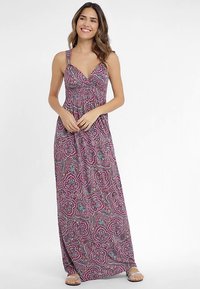 Długa sukienka maxi z głębokim dekoltem w serek i cienkimi ramiączkami. Kolorowy wzór paisley w odcieniach fioletu, różu i turkusu na lekkim materiale. Zwiewny fason.