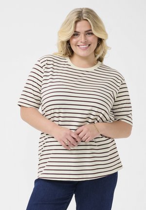 T-shirt rayé en tissu doux, avec de fines rayures maroon sur un fond crème, à manches courtes et col rond.