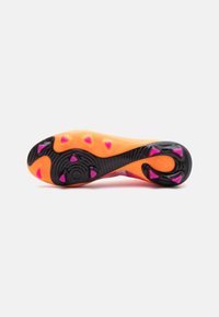 Suola di una scarpa sportiva con una intersuola ondulata arancione e tacchetti neri e rosa, che presenta scanalature per una migliore aderenza e flessibilità.