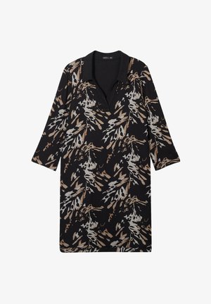Zwarte jurk met een v-hals en kraag, met een botanisch patroon in beige en grijs door de stof heen. Mouwen tot driekwart lengte.