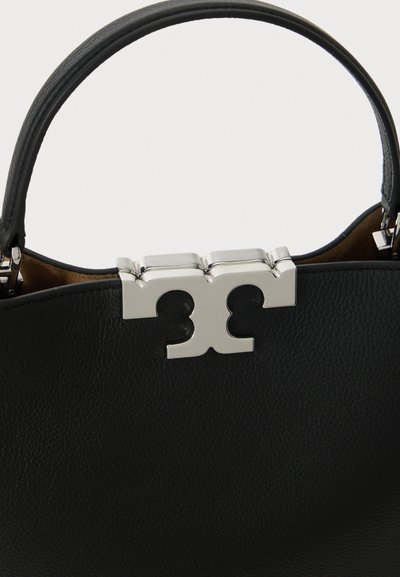 Bolso de mano de cuero negro con un acabado texturizado, que presenta un cierre de logo plateado en la parte superior y un asa curva de cuero.