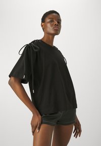 Pinko MAVERICK COMPATTO CON STRINGHE - Printtipaita - black