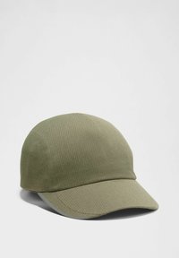 Gorra verde hecha de tejido texturizado con una corona redondeada y un ala curvada. Presenta un sutil patrón de cuadrícula.