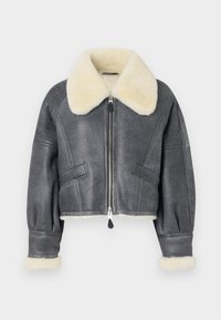 Pelēks shearling apmetnis ar kontrastējošu krēmkrāsas mākslīgās kažokādas apkakli, īss dizains, ar rāvējslēdzēju un divām sānu kabatām. Mīksta tekstūra un polsterētas piedurknes.
