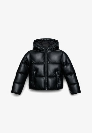 Giacca a vento nera in ecopelle, dotata di cappuccio, cerniera frontale e due tasche laterali, con design trapuntato per l'isolamento.