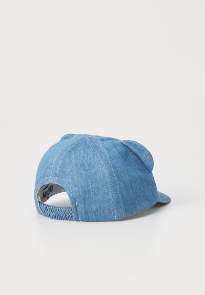 Gorra de béisbol de denim con una corona redondeada, visera curvada y orejas de oso decorativas. Color azul claro con costuras visibles y correa ajustable.