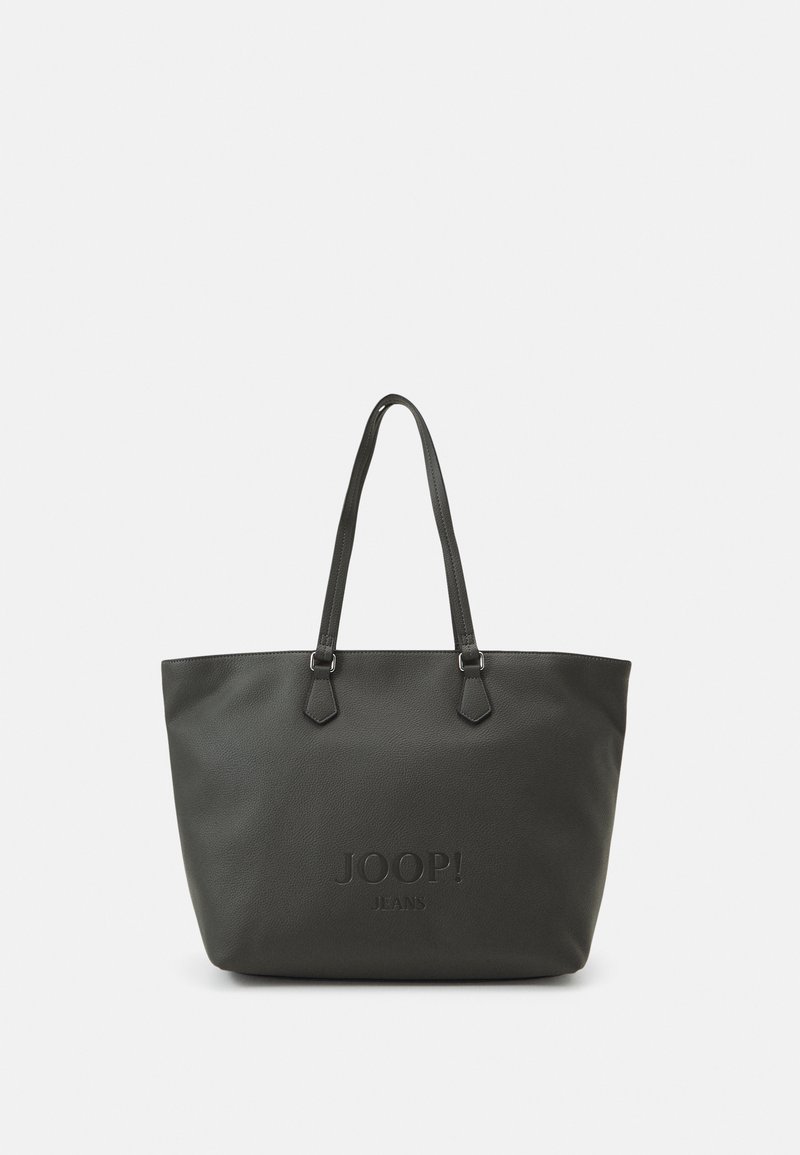 Borsa a tracolla in pelle nera con due manici lunghi. Presenta un logo impressa sul fronte e una superficie texturizzata. Design a apertura superiore, corpo ampio.