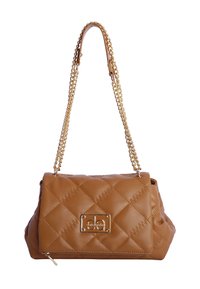 Bolso marrón de piel sintética acolchada con una correa de cadena dorada, que presenta una placa de logo metálica rectangular y un detalle de cremallera en la parte inferior.