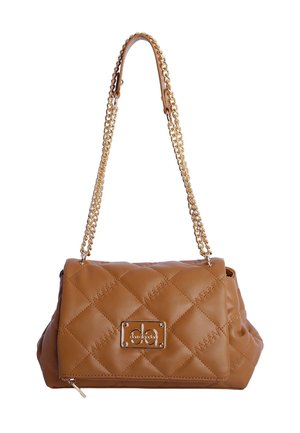 Bolso marrón de piel sintética acolchada con una correa de cadena dorada, que presenta una placa de logo metálica rectangular y un detalle de cremallera en la parte inferior.