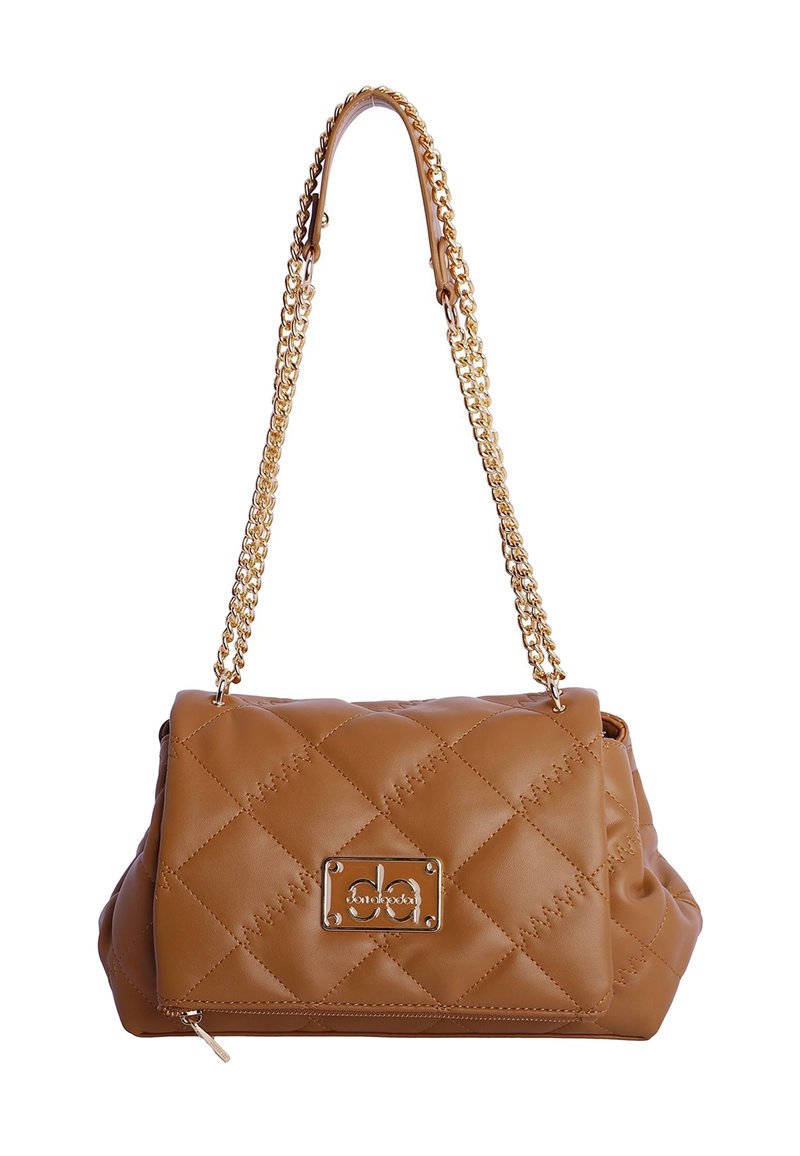 Bolso marrón de piel sintética acolchada con una correa de cadena dorada, que presenta una placa de logo metálica rectangular y un detalle de cremallera en la parte inferior.