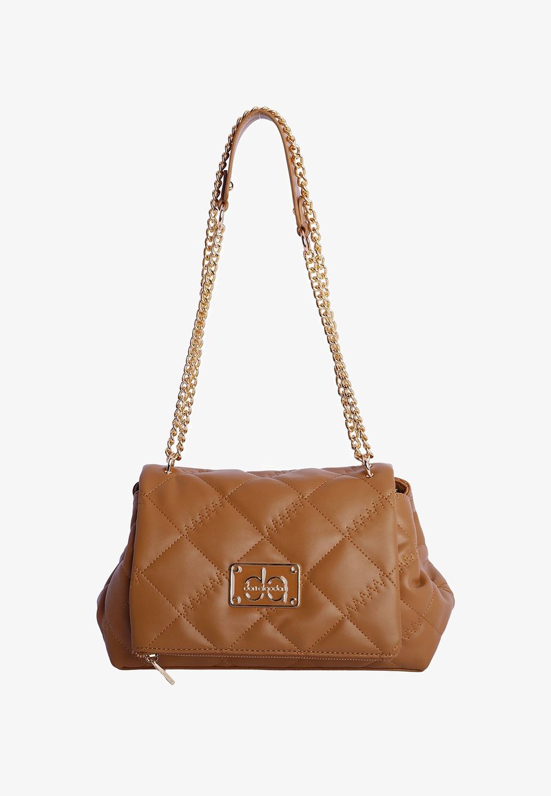 Bolso marrón de piel sintética acolchada con una correa de cadena dorada, que presenta una placa de logo metálica rectangular y un detalle de cremallera en la parte inferior.