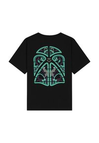 Zwarte t-shirt met een groot, ingewikkeld meerkleurig grafisch ontwerp op de achterkant, dat bloem- en geometrische patronen toont met een centraal embleem.