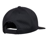 Gorra negra con una textura suave, que cuenta con agujeros de ventilación para transpirabilidad, una correa ajustable y una visera curvada.