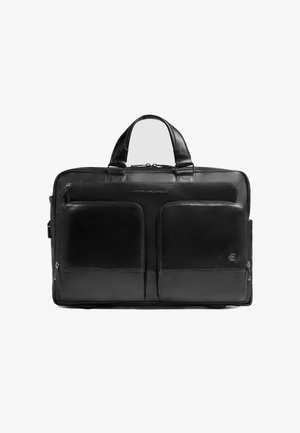 Schwarze Laptop-Tasche aus Leder mit zwei vorderen Reißverschlusstaschen, oberen Griffen und einem Logo-Akzent. Glatte Textur mit einer strukturierten rechteckigen Form.