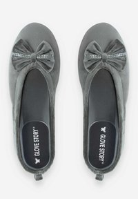 Ballerines grises en tissu doux, avec un nœud central orné d'un strass à l'avant. Design à enfiler avec des semelles intérieures rembourrées.