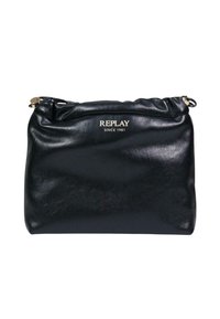 Bolso de cuero negro con parte superior fruncida, logo dorado "REPLAY SINCE 1981" y un cierre de cremallera en un lado. Textura suave y diseño minimalista.