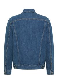 Niebieska dżinsowa kurtka z kołnierzykiem, długimi rękawami i zapięciem na guziki. Posiada gładką teksturę i minimalne detale szycia na plecach.