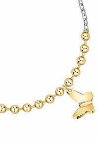 Collana di perline dorate con un charm a forma di farfalla. Include perline sferiche lucenti e un pendente a farfalla con superfici lisce e una finitura riflettente.