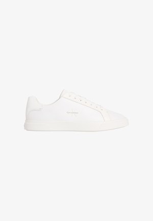 Zapatilla baja blanca de Calvin Klein con cordones, textura suave y logo sutil en el lateral, mostrada de perfil sobre un fondo blanco.