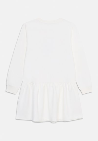 Robe blanche à manches longues avec un détail de jupe froncée, fabriquée en tissu doux et lisse. Encolure ronde et poignets côtelés.