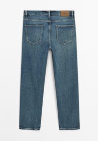 Jeans in denim blu con gamba dritta, cinque tasche e un'etichetta in pelle in vita, caratterizzati da un lavaggio medio e una leggera sbiaditura.