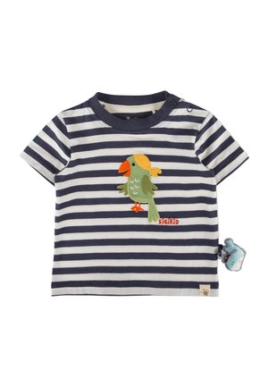 T-shirt bébé à manches courtes rayé bleu marine et blanc avec appliqué perroquet vert portant un bandana jaune et jouet de dentition latéral attaché.