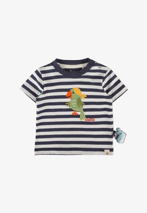 Maglietta per neonati a maniche corte a righe blu navy e bianche con applicazione di un pappagallo verde che indossa una bandana gialla e con giocattolo per la dentizione laterale attaccato.