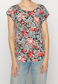 Blusa floral de mangas cortas; presenta un fondo negro, flores rojas y azules, escote redondeado y un corte relajado. Adecuada para uso casual.