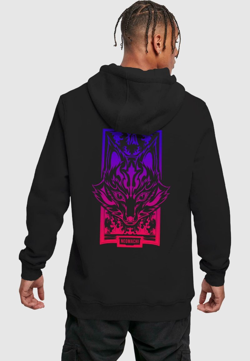 Sort hættetrøje med et stort, stiliseret rævdesign i lilla og pink på ryggen, med detaljerede elementer og ordet "NEOMACHI" nedenunder.