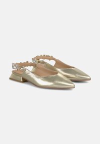 Scarpe slingback a punta con tacco basso in oro metallizzato, decorate con strass sulla cinghia e con una morbida fodera interna.