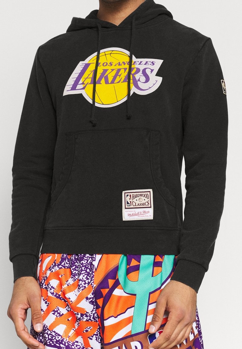Sweat à capuche noir avec le logo des Los Angeles Lakers en jaune et violet, doté d'une poche kangourou et d'une étiquette portant la mention "Hardwood Classics".