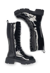 Mustadast mustad lakknahast lahingusaapad, millel on kõrge vars, paeltega eesmine osa, külgne tõmblukk ja paks kummist tald, millel on tekstuuriga profil.