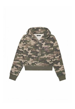 Krótkia bluza z kapturem zapinana na zamek błyskawiczny w zielonym i brązowym wzorze kamuflażu, z małym haftowanym kwiatkiem oraz napisem "lokalny kwiat" na piersi.
