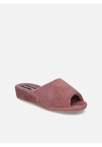 Fluwelen slide sandalen in stoffige rozenkleur met een open teen en een lage wiggenhak. Gewaxt materiaal en een gevoerde voetbed voor comfort.