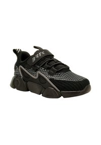 Scarpe da ginnastica nere e grigie con tomaia in maglia, colletto imbottito, cinturino in velcro e una suola in gomma spessa con dettagli di design.