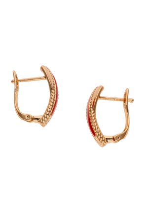 Kolczyki w kształcie koła w złotym odcieniu z teksturowanymi detalami i czerwonymi akcentami emalii, wyposażone w zapięcia na zawiasy.
