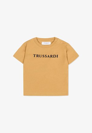 T-shirt giallo senape realizzato in cotone, con maniche corte, scollo tondo e un logo blu navy stampato sul davanti.